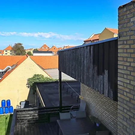 Overlooking Pedestrian Zone Apartment *